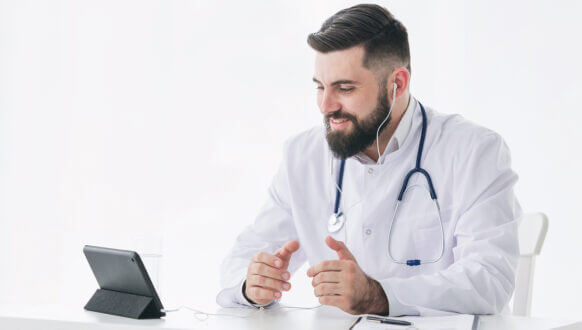 Teleporada lekarza POZ - Doktor rozmawiający z pacjentem online
