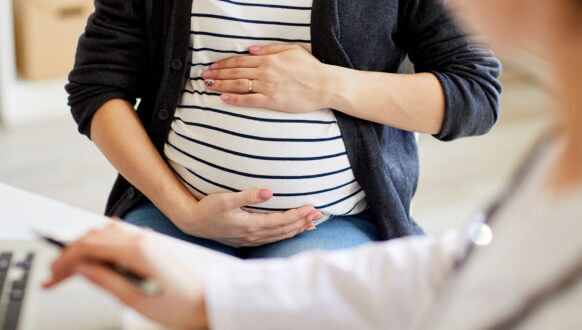 Wystawianie recept dla kobiet w ciąży - Kobieta w ciąży w gabinecie lekarskim