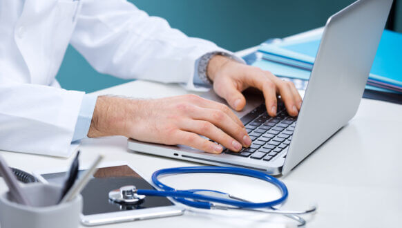 Update 7.30 - Lekarz pracujący na laptopie