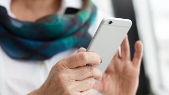 Powiadomienia SMS z kodem e-Recepty - lekarka oglądająca film instruktażowy na telefonie