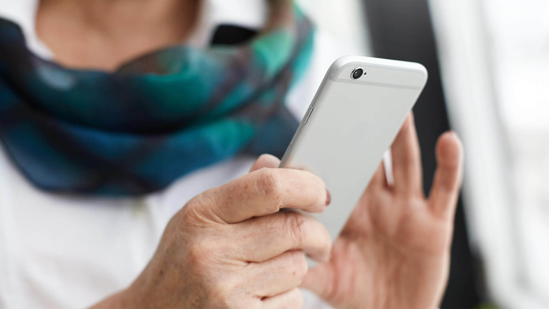 Powiadomienia SMS z kodem e-Recepty - lekarka oglądająca film instruktażowy na telefonie