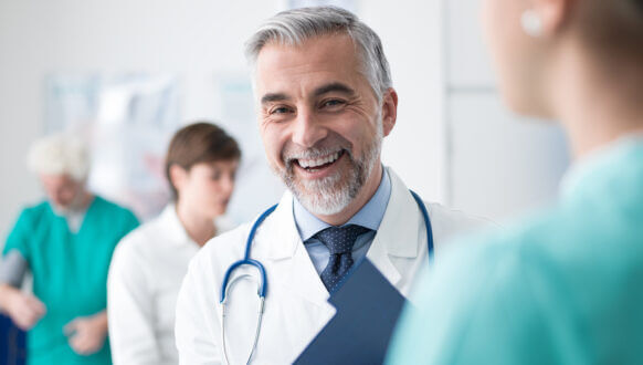 Kursy BHP dla medycyny - uśmiechnięty lekarz