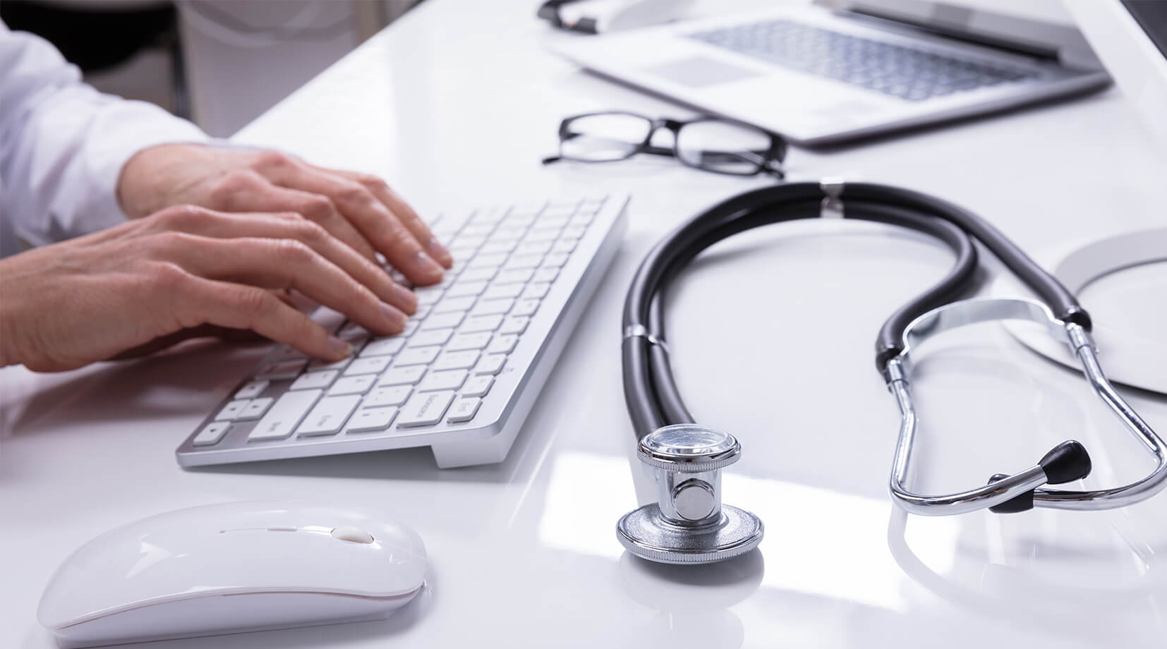 Zmiana w e-Skierowaniu - lekarz piszący na klawiaturze