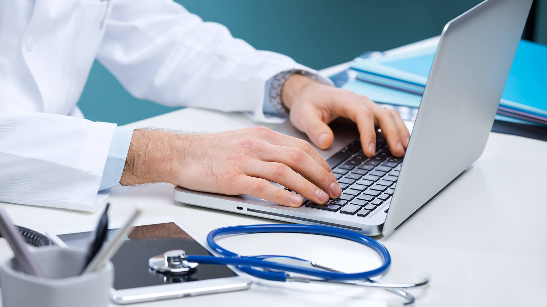 Przerwy w dostępie do e-dokumentów - lekarz piszący na komputerze
