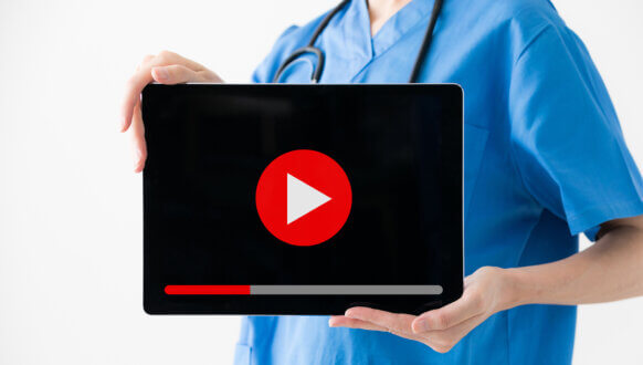 Akademia drEryk Gabinet #1 - Lekarz przedstawiający nagranie wideo