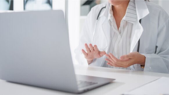 Aktualizacja 8.26 - dostępna - lekarka pracująca na laptopie