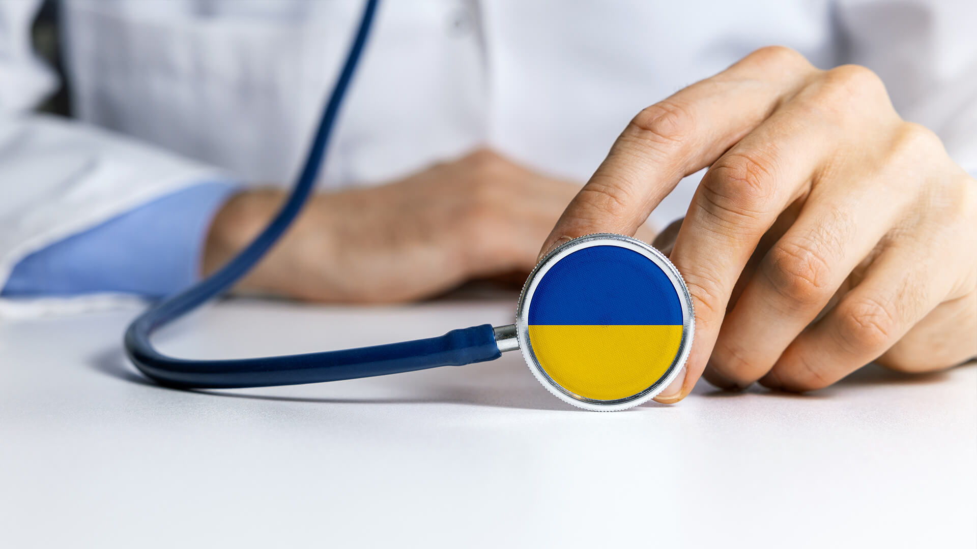 Świadczenia medyczne dla obywateli Ukrainy - lekarz ze stetoskopem