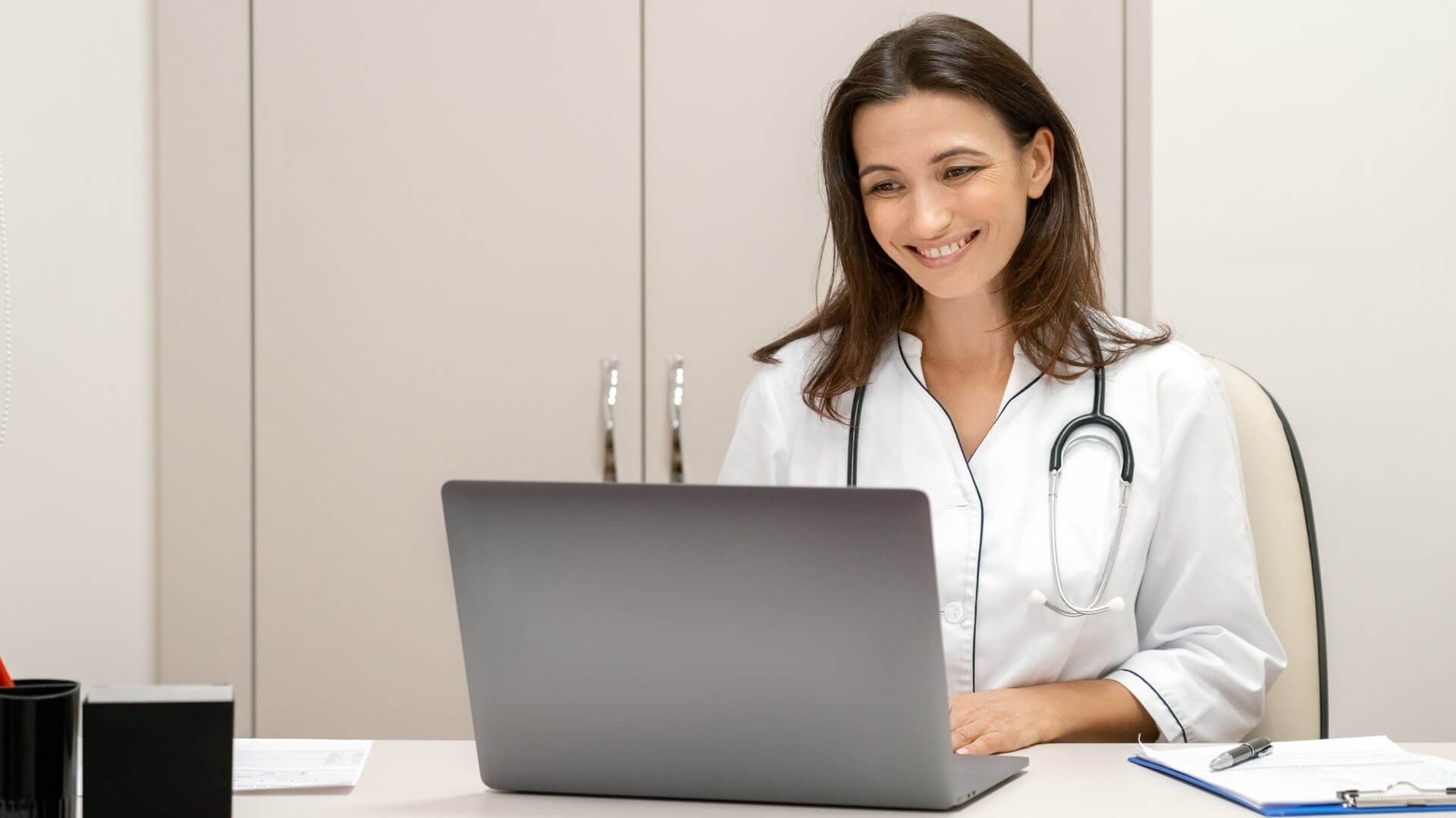 Aktualizacja drEryk eGabinet 2.31 - lekarka pracująca na laptopie