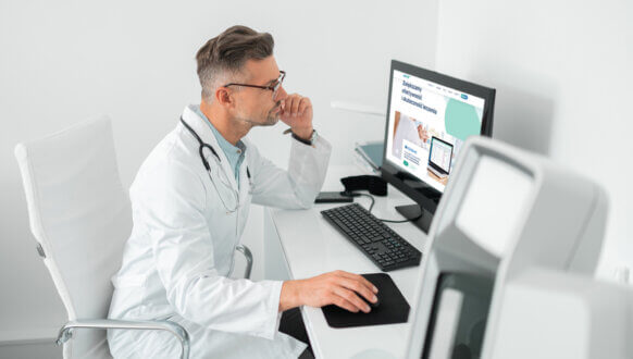 Najlepsze oprogramowanie medyczne - lekarz oglądający stronę internetową drEryk
