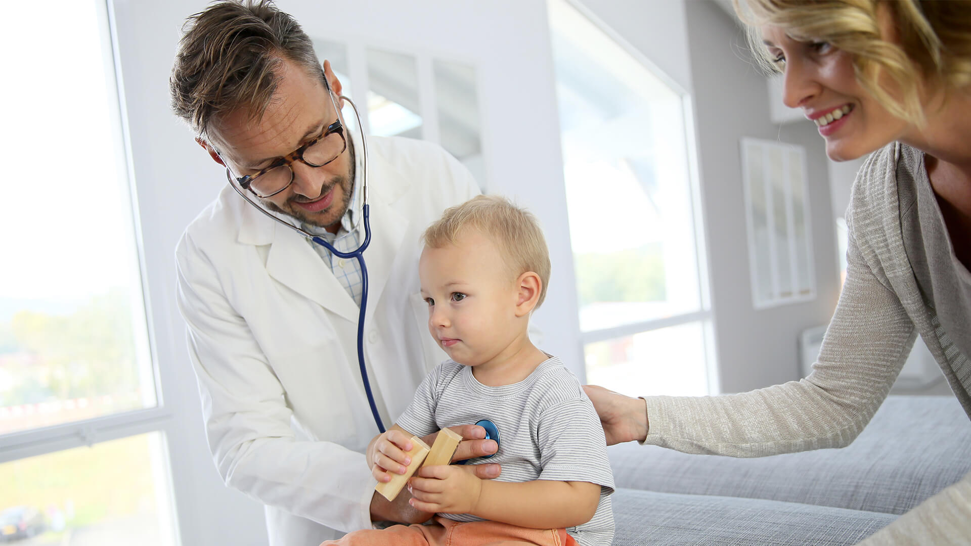 Oprogramowanie dla pediatry internisty neurologa - lekarz pediatra badający dziecko